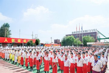 行政总厨、注册菁英西点师、美食营养师证书颁发仪式在我校隆重举行