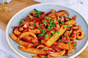 美食推荐|口感Q弹“鱿鱼炒年糕”