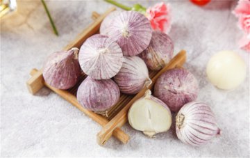 8种会引起口臭的令人吃惊的食物