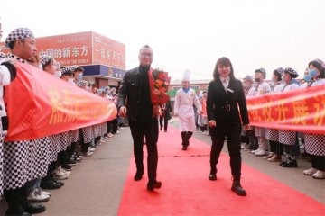 【大师进课堂】传授精湛烹饪技法，助力学子成才路