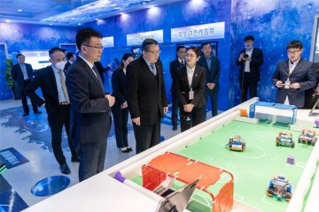 马来西亚驻华大使馆许达维公使参观中国东方教育