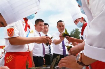 “粽”情校园|呼和浩特市新东方高级技工学校举办包粽子比赛暨建党100周年敬老爱老送温暖活动