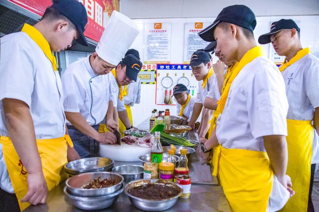 内蒙新东方特邀本素烹饪大师进校授课