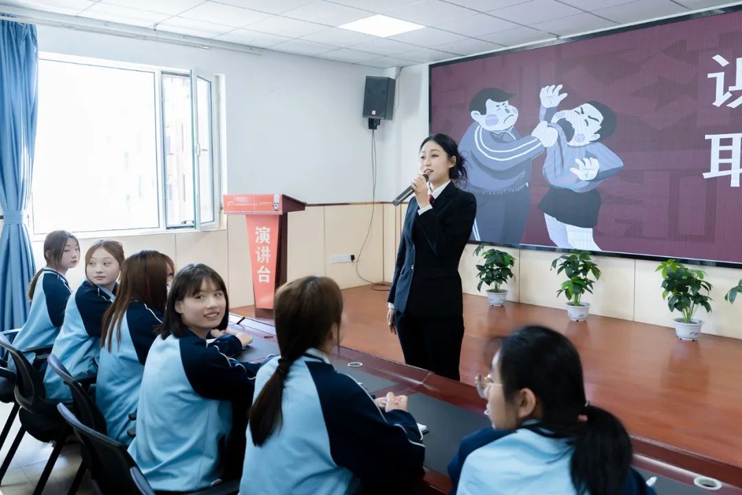 法治进校园！内蒙新东方开展法治教育讲座